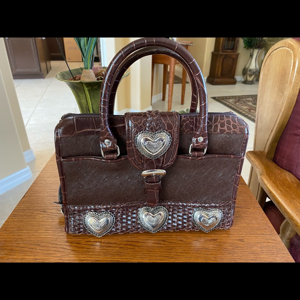 Brown faux leather purse. Nice details.